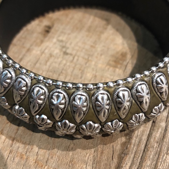 Gorgeous bangle - metal and fabric - Picture 2 of 8